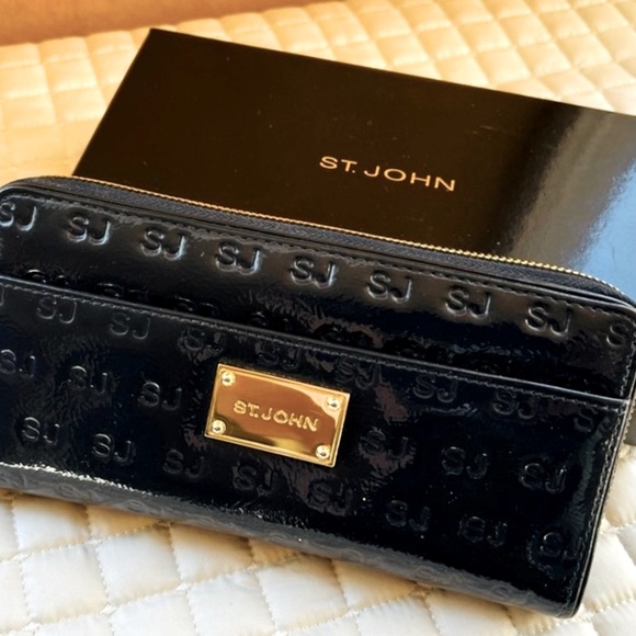 St. John Navy Blue Patent Leather Zipped Wallet 8”L x 0.75"W x 4"H like new - Picture 3 of 10